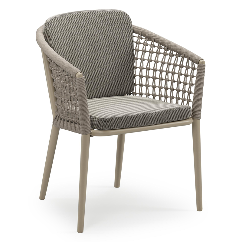 Orso stapelbare tuinstoel in beige aluminium en beige visnet geweven ronde rope met stoelkussen in All Weather Sunbrella® Luxe Lopi Charcoal