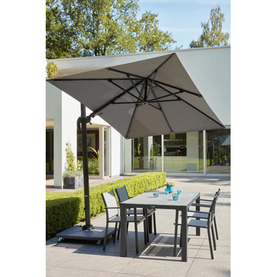 Avola zweefparasol met tiltfunctie in zwart aluminium met grijs polyester parasoldoek - L1: 300 x L2: 200 cm (met voet)