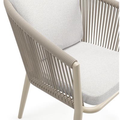 Orso tuinstoel in beige aluminium en beige verticaal geweven ronde rope met luxe zitkussen in All Weather Solica Soul Optik