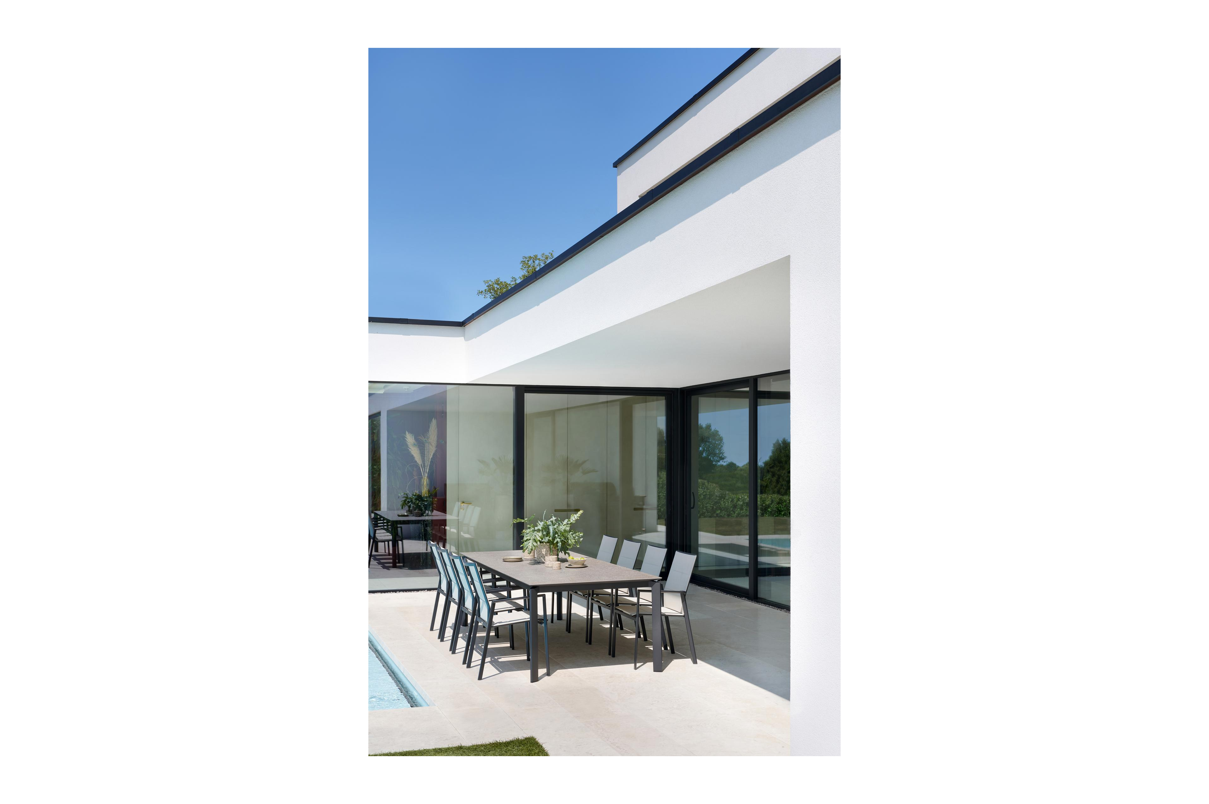 Cirello stapelbare tuinstoel in zwart aluminium en beige textilene