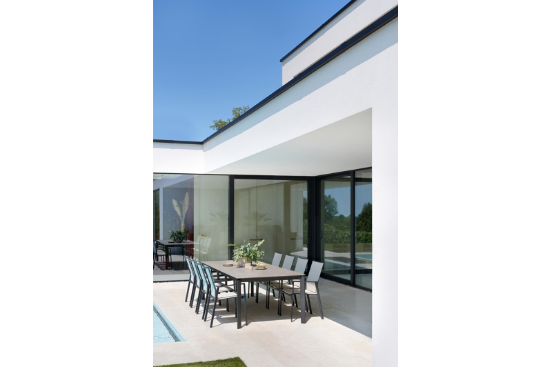 Cirello stapelbare tuinstoel in zwart aluminium en beige textilene