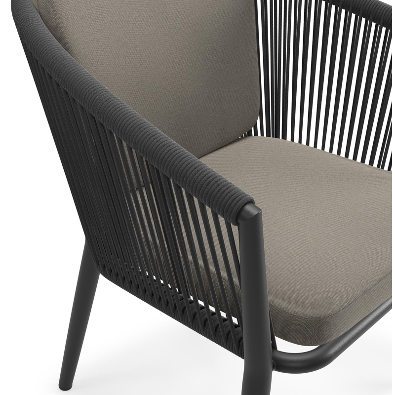 Orso tuinstoel in zwart aluminium en zwart verticaal geweven ronde rope met zitkussen in All Weather Sunbrella® Luxe Natte Carbon Beige