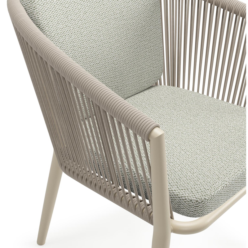 Orso tuinstoel in beige aluminium en beige verticaal geweven ronde rope met zitkussen in All Weather Sunbrella® Luxe Lopi Bud