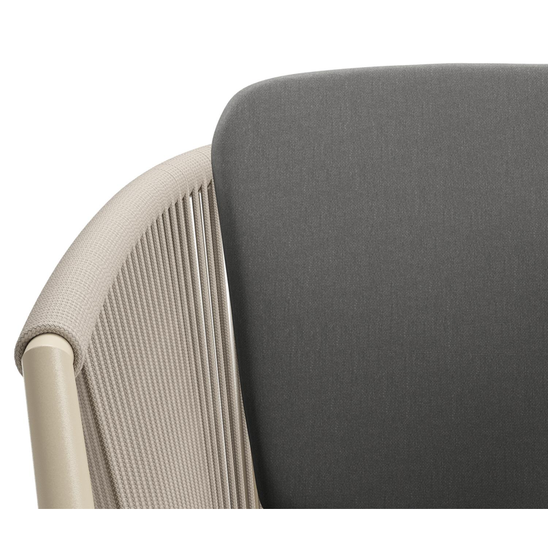 Orso tuinstoel in beige aluminium en beige verticaal geweven ronde rope met zitkussen in All Weather Sunbrella® Luxe Natte Charcoal Chine