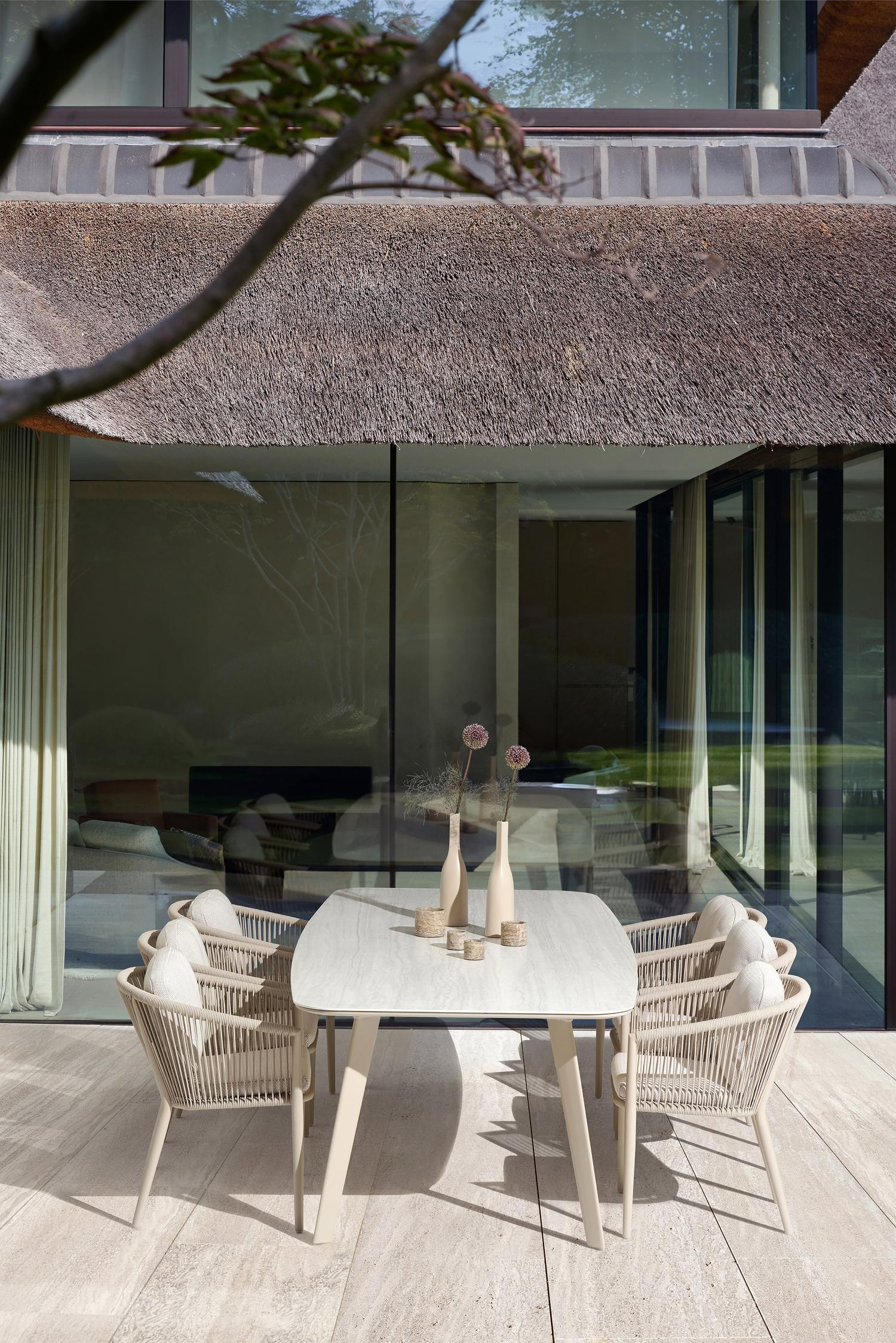 Table de jardin Lacirma forme de bateau en aluminium beige et céramique pleine Calista Lg. 255 x Lrg. 115 x Haut. 74 cm