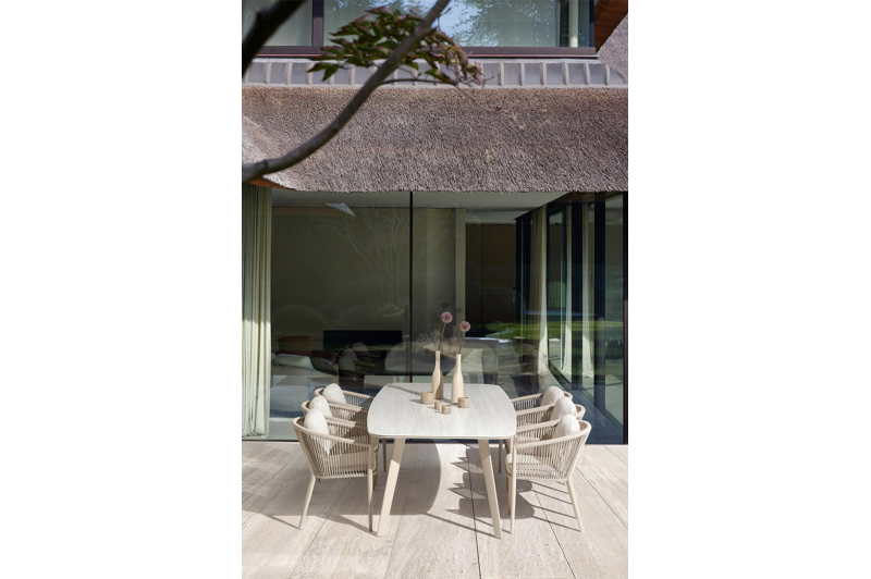 Table de jardin Lacirma forme de bateau en aluminium beige et céramique pleine Calista Lg. 255 x Lrg. 115 x Haut. 74 cm