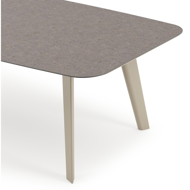 Table de jardin Lacrima forme de bateau en aluminium beige et céramique pleine Wulong - Lg. 255 x Lrg. 115 x Haut. 74 cm