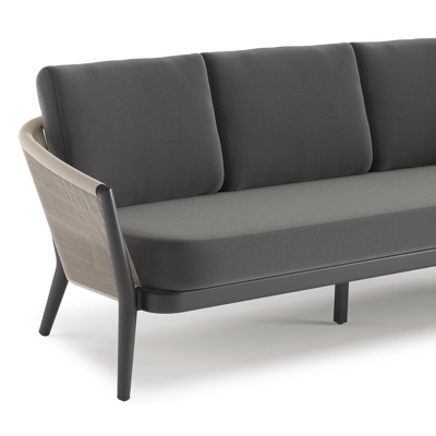 Orso loungebank in zwart aluminium en beige verticaal geweven ronde rope met Natte Charcoal Chine all weather sunbrella® luxe kussen