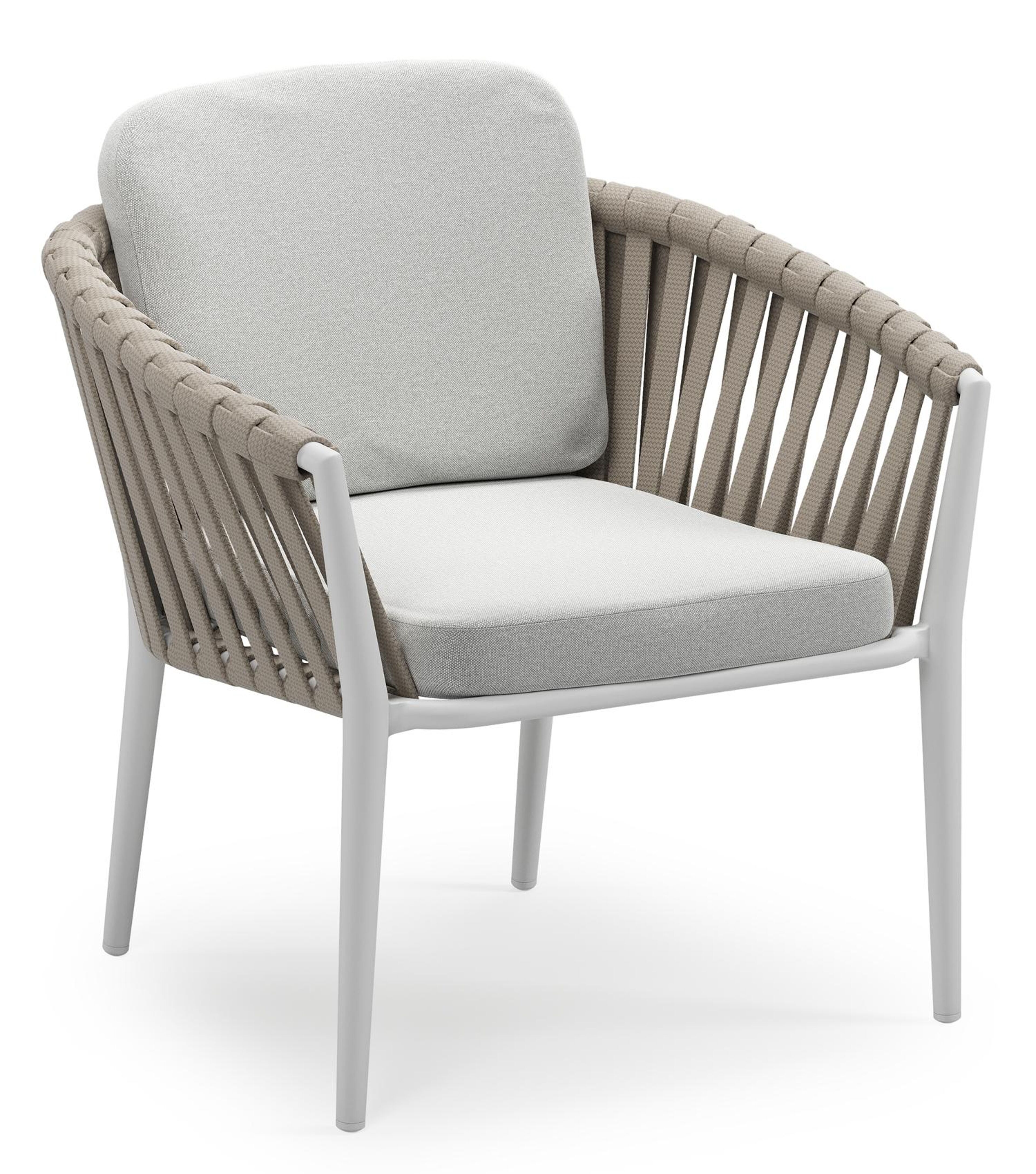 Orso low dining tuinstoel in wit aluminium en beige verticaal geweven luxe vlakke brede rope met stoelkussen in All Weather Sunbrella® Luxe Natte Grey Chine