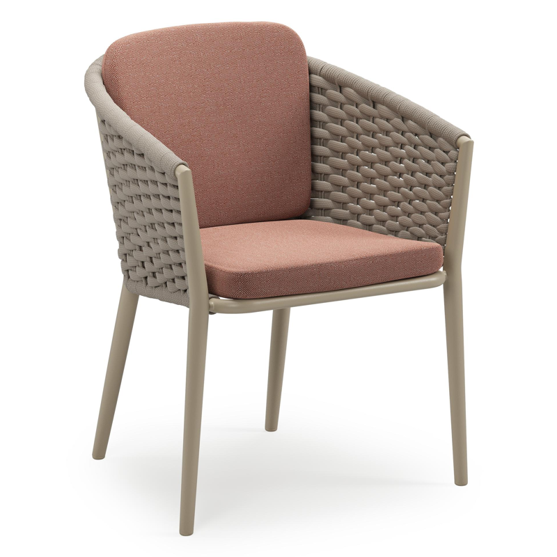 Orso stapelbare tuinstoel in beige aluminium en beige horizontaal geweven ronde rope met stoelkussen in All Weather Sunbrella® Luxe Savane Rust