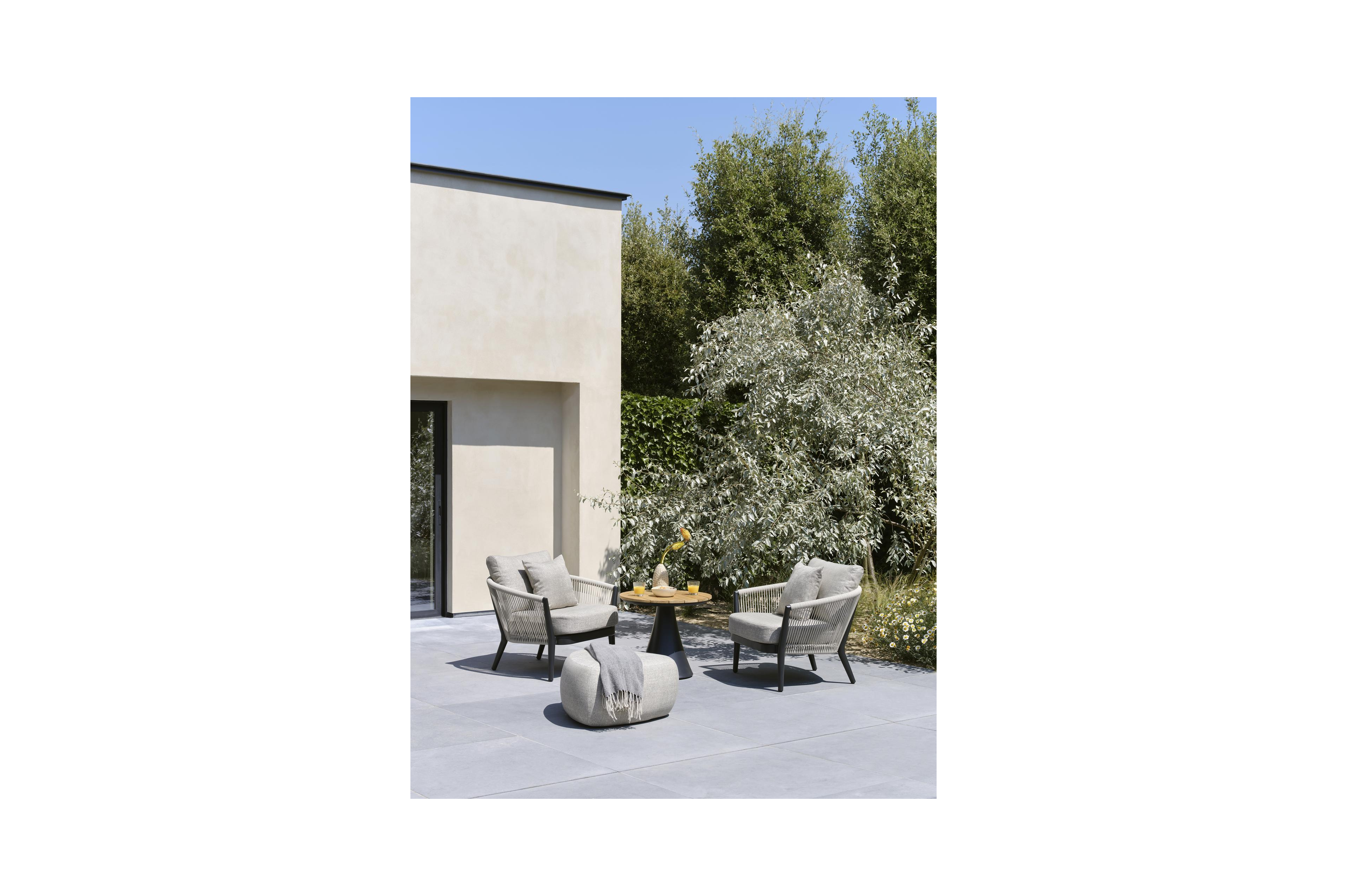 Orso loungestoel 1-zit in zwart aluminium en beige verticaal geweven ronde rope met marbella tunder All Weather Cosytica kussen