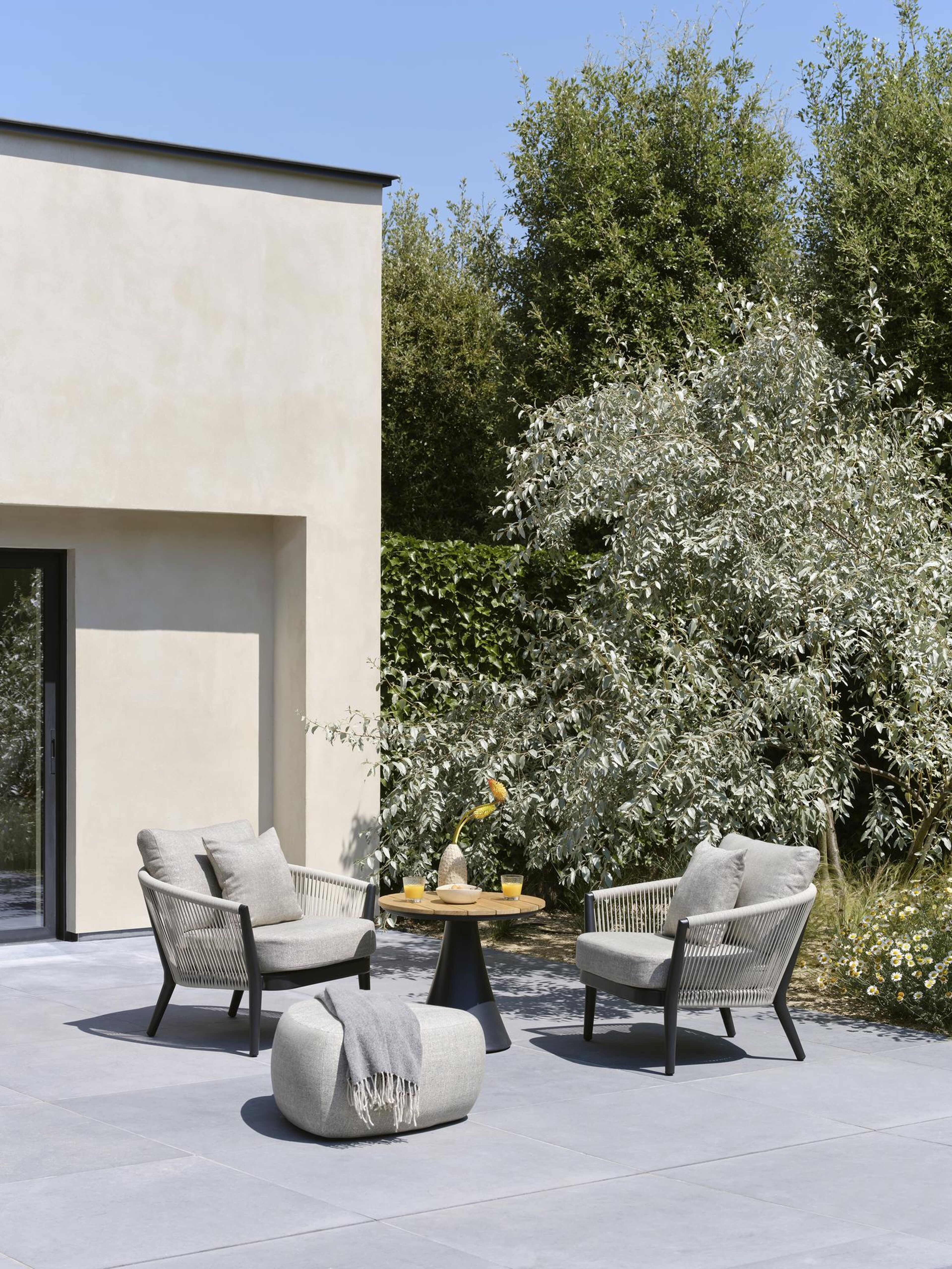 Orso loungestoel 1-zit in zwart aluminium en beige verticaal geweven ronde rope met marbella tunder All Weather Cosytica kussen