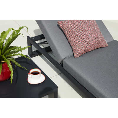 Verato bijzettafel in zwart aluminium - L 55 x B 55 x H 45 cm