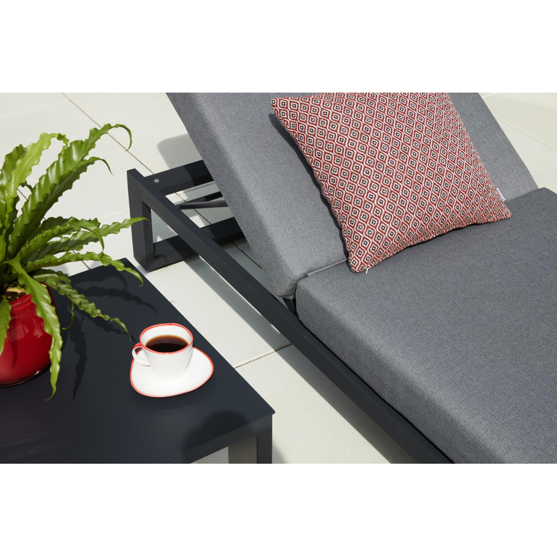 Verato bijzettafel in zwart aluminium - L 55 x B 55 x H 45 cm