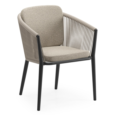 Orso tuinstoel in zwart aluminium en beige verticaal geweven ronde rope met zitkussen in All Weather Cosytica Catania Beige