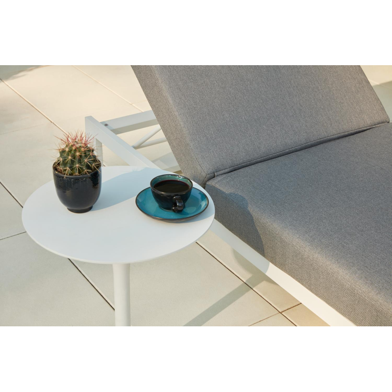 Set van 2 verstelbare Verato ligbedden in wit aluminium met wit aluminium bijzettafel