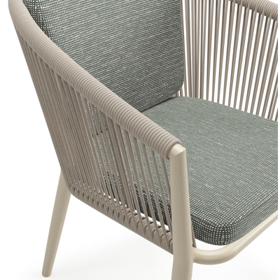 Orso tuinstoel in beige aluminium en beige verticaal geweven ronde rope met zitkussen in All Weather Sunbrella® Luxe Slow Fern