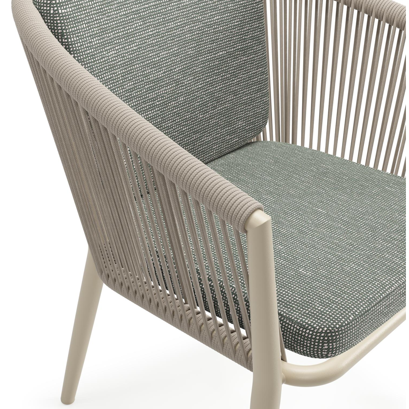 Orso tuinstoel in beige aluminium en beige verticaal geweven ronde rope met zitkussen in All Weather Sunbrella® Luxe Slow Fern