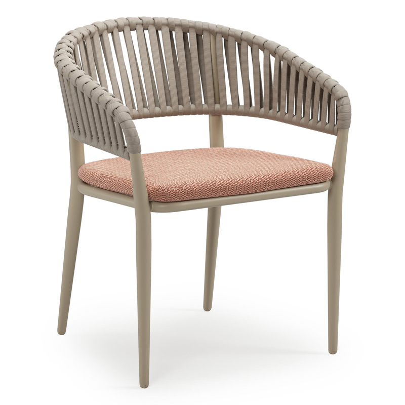 Tolfa stapelbare tuinstoel in beige aluminium en beige verticaal geweven luxe vlakke brede rope met stoelkussen in All Weather Sunbrella® Luxe Lopi Fawn