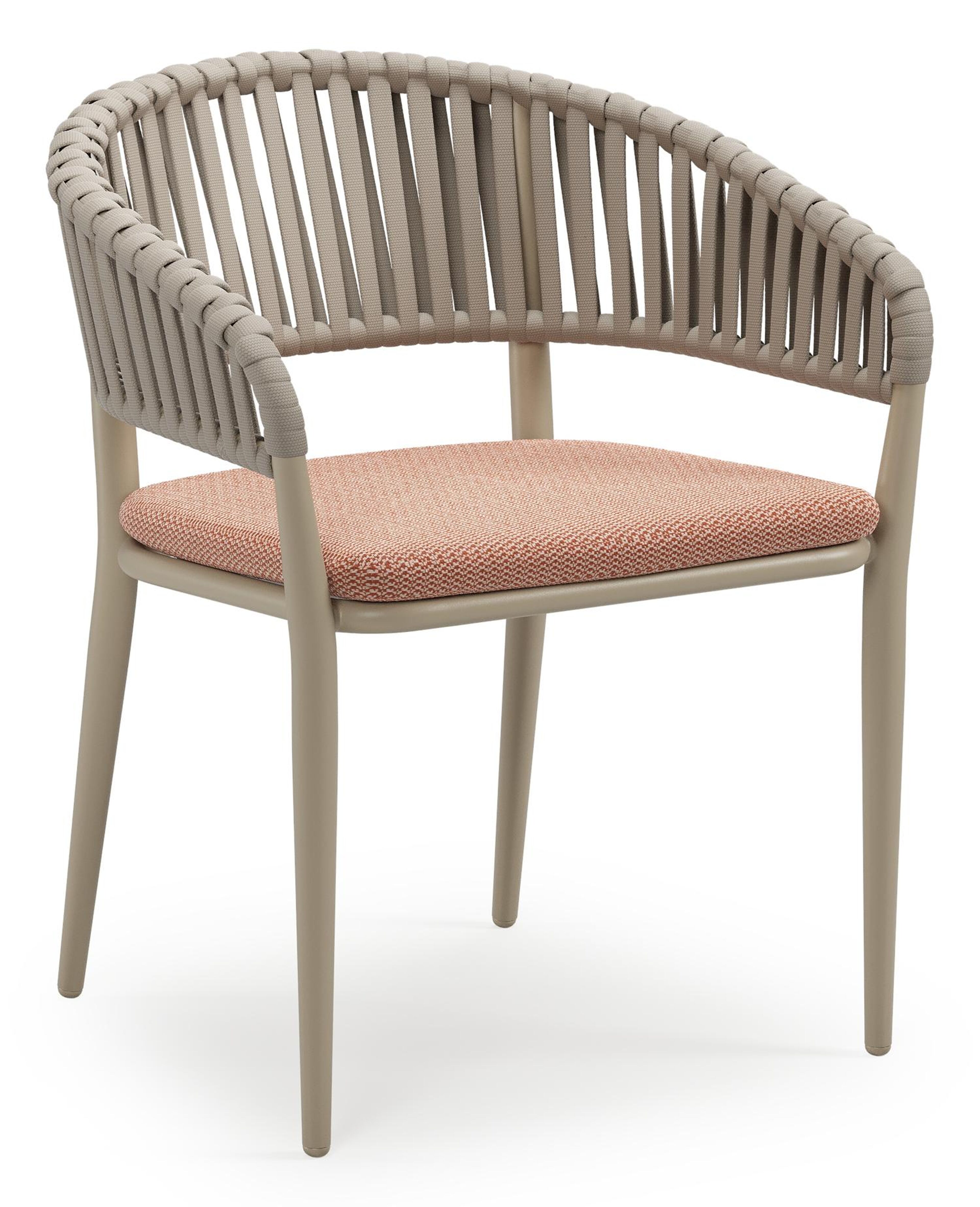 Tolfa stapelbare tuinstoel in beige aluminium en beige verticaal geweven luxe vlakke brede rope met stoelkussen in All Weather Sunbrella® Luxe Lopi Fawn