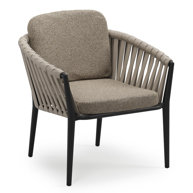 Orso low dining tuinstoel in zwart aluminium en beige verticaal geweven luxe vlakke brede rope met stoelkussen in All Weather Cosytica Madagascar Burch