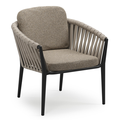 Orso low dining tuinstoel in zwart aluminium en beige verticaal geweven luxe vlakke brede rope met stoelkussen in All Weather Cosytica Madagascar Burch