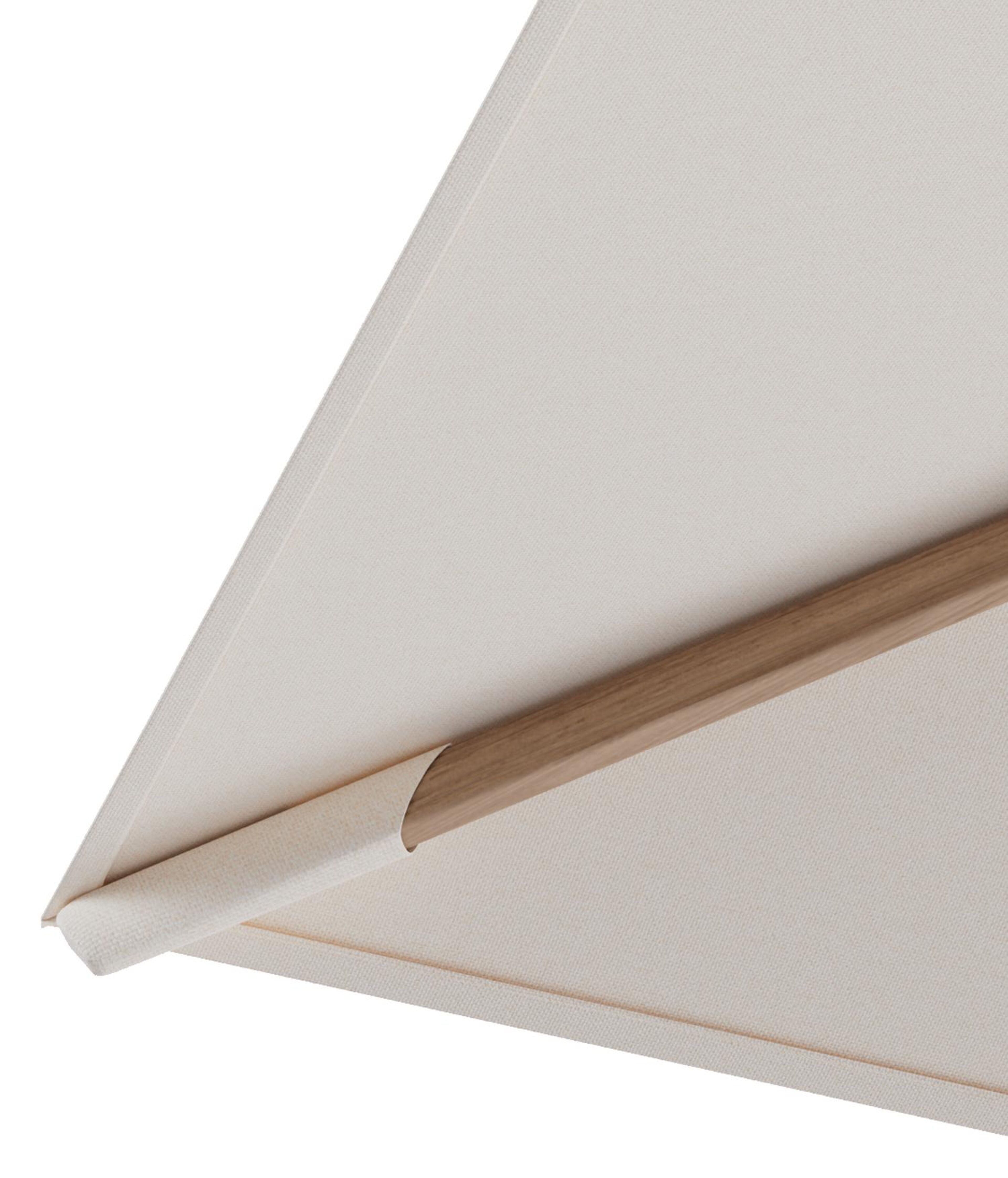 Rufina zweefparasol met tiltfunctie in houtlook aluminium en Natte Linen Chalk All Weather Sunbrella® Luxe parasoldoek - L1 400 x L2 300 cm met parasolvoet Minore 150 kg met wielen