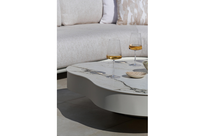 Lomano loungetafel cloud in beige aluminium en volkeramiek Colorado Dunes - L 131 x B 108 x H 25 cm