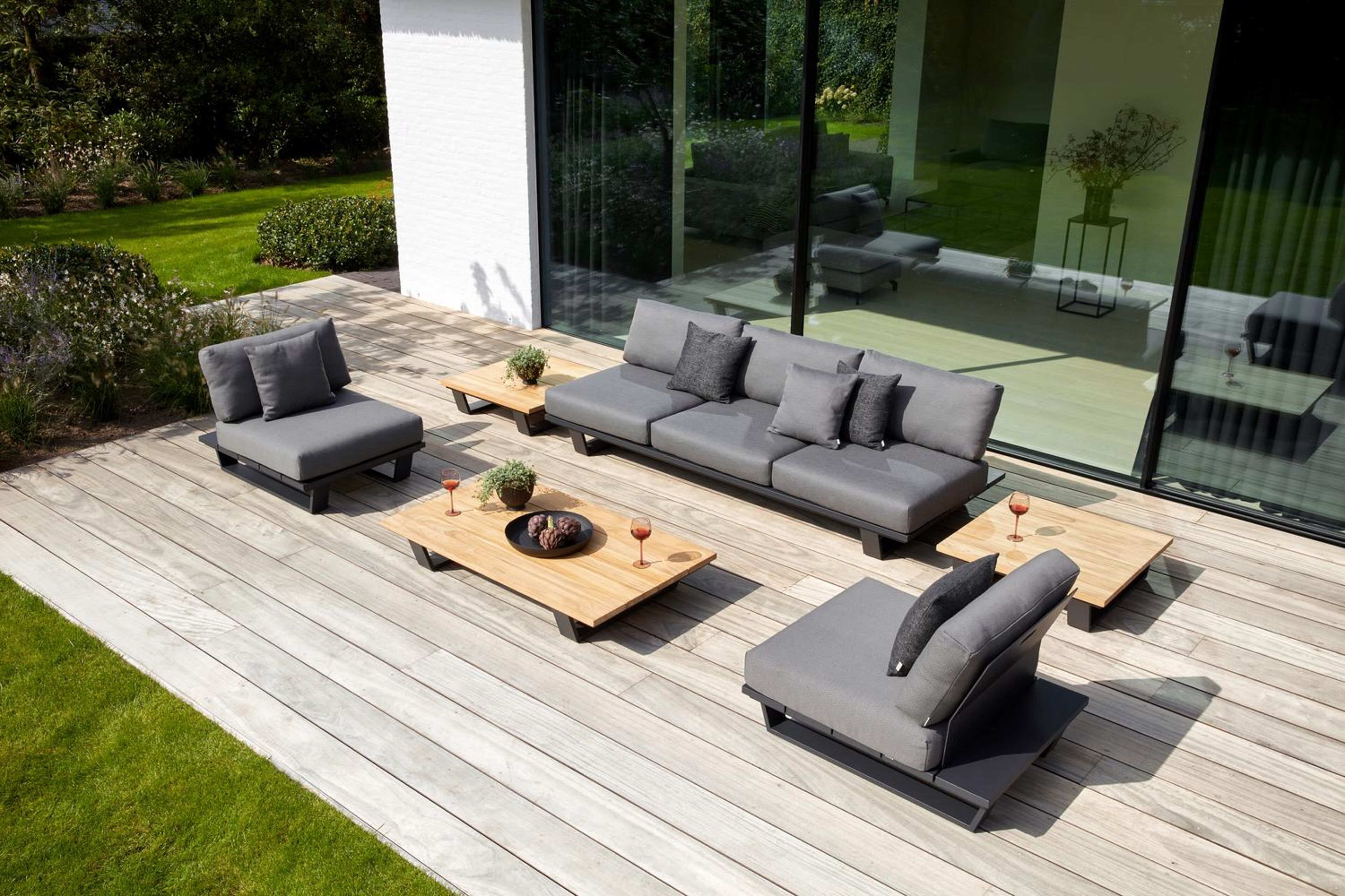 Table basse Pagino en aluminium noir et teck naturel - Lg 140 x larg. 79,5 x H 21 cm