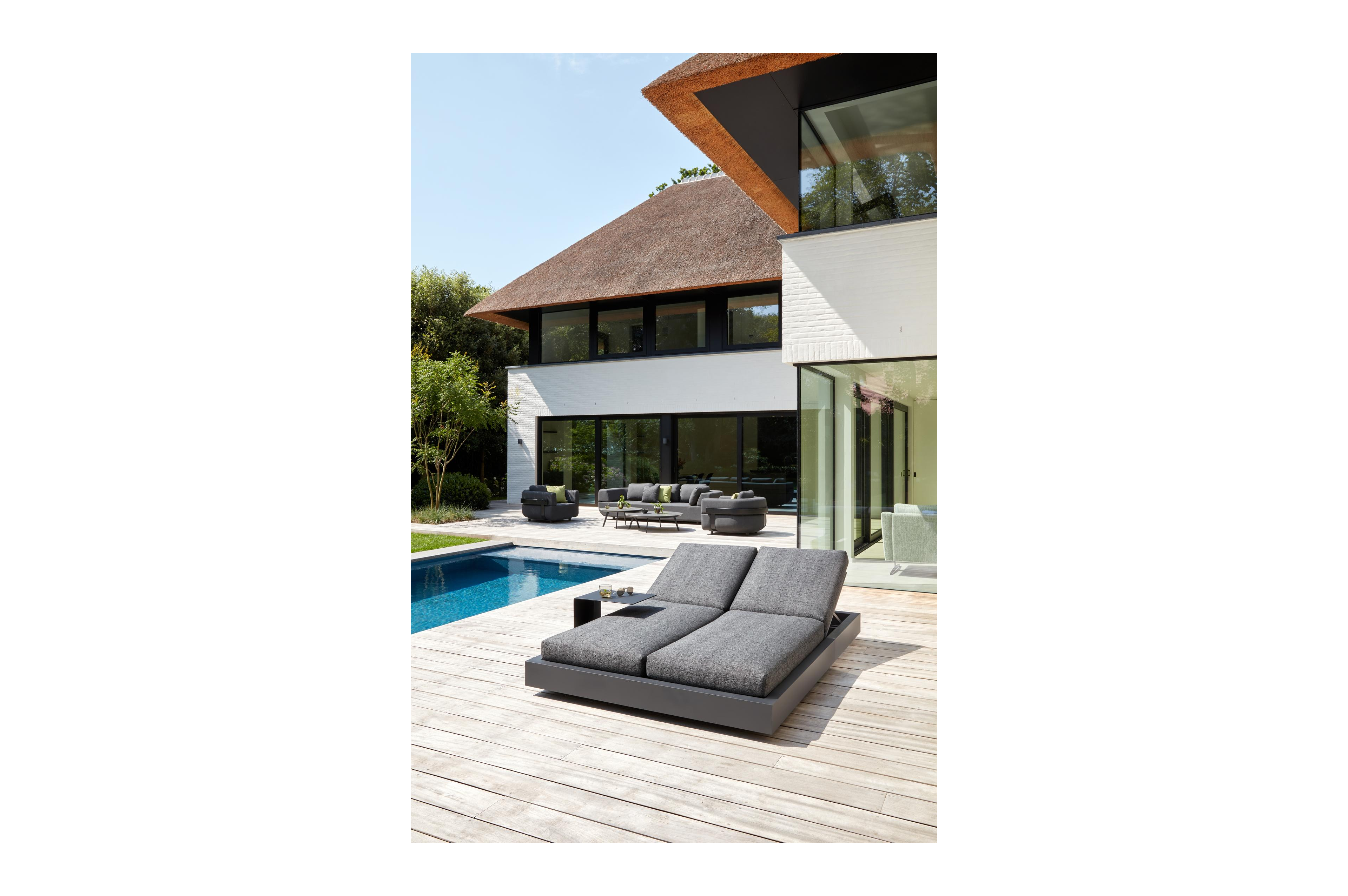 Como verstelbaar dubbel ligbed in zwart aluminium met chartres sooty all weather sunbrella® luxe kussen