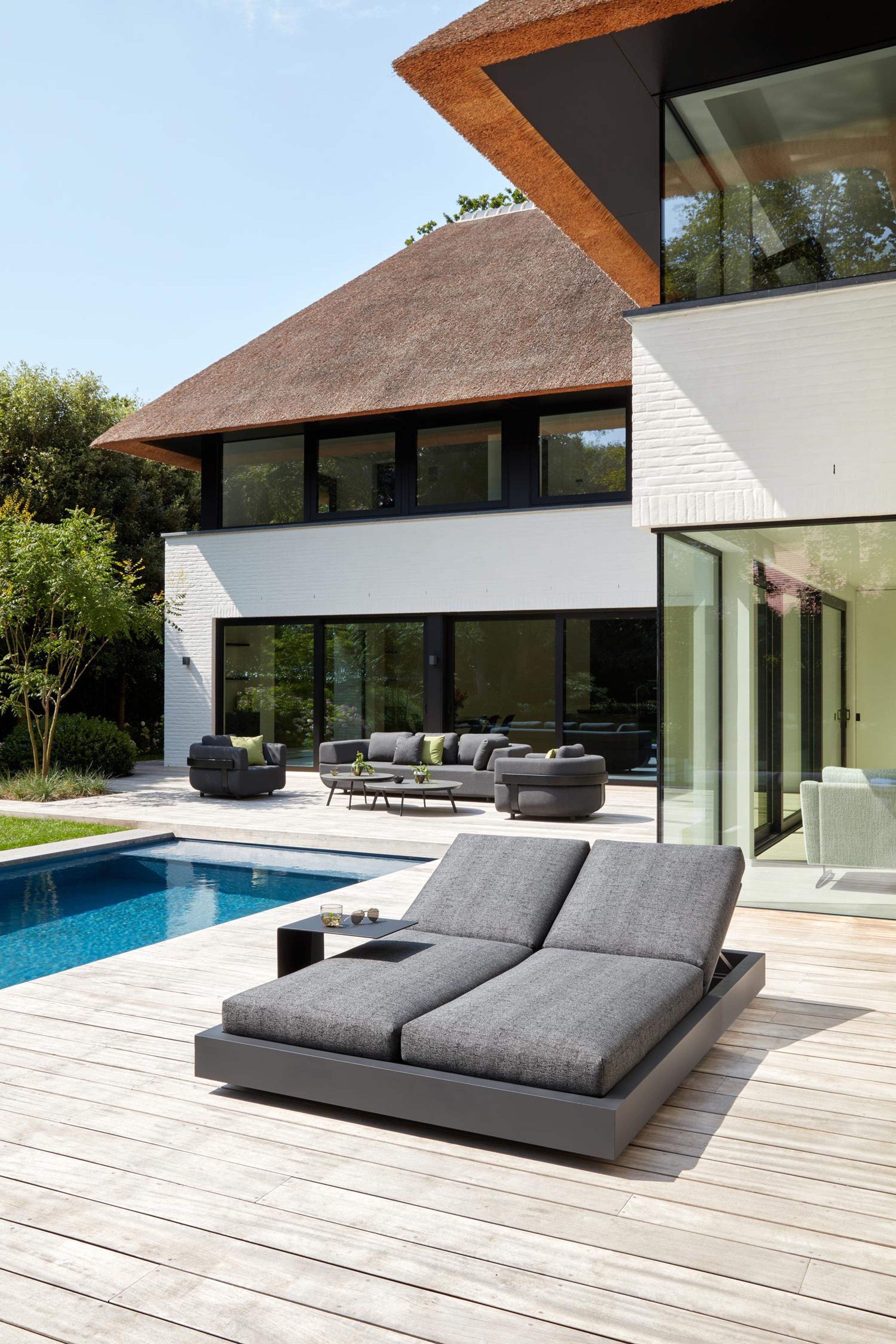 Como verstelbaar dubbel ligbed in zwart aluminium met chartres sooty all weather sunbrella® luxe kussen