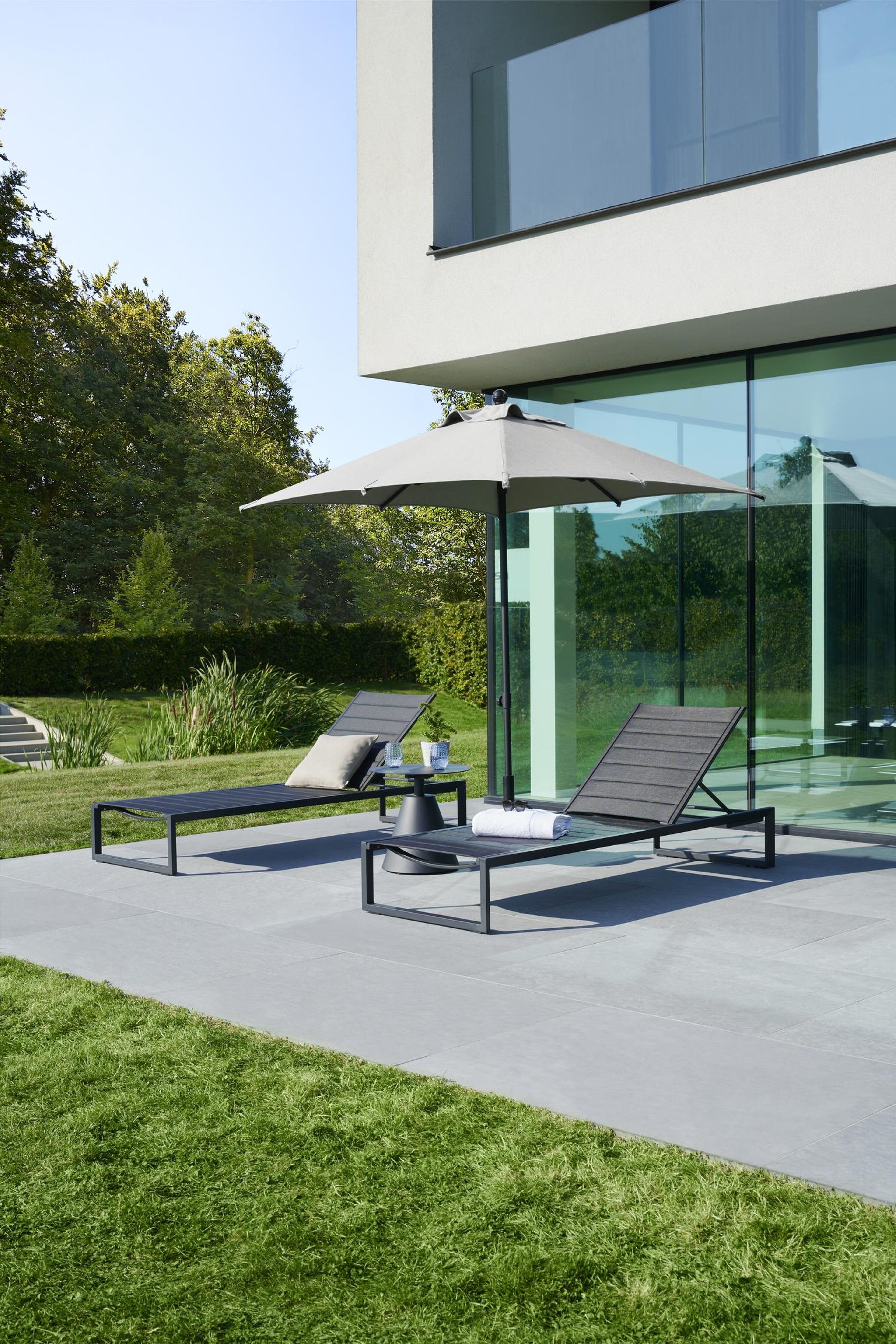 Cirello verstelbaar ligbed in zwart aluminium met zwart comfort textilene