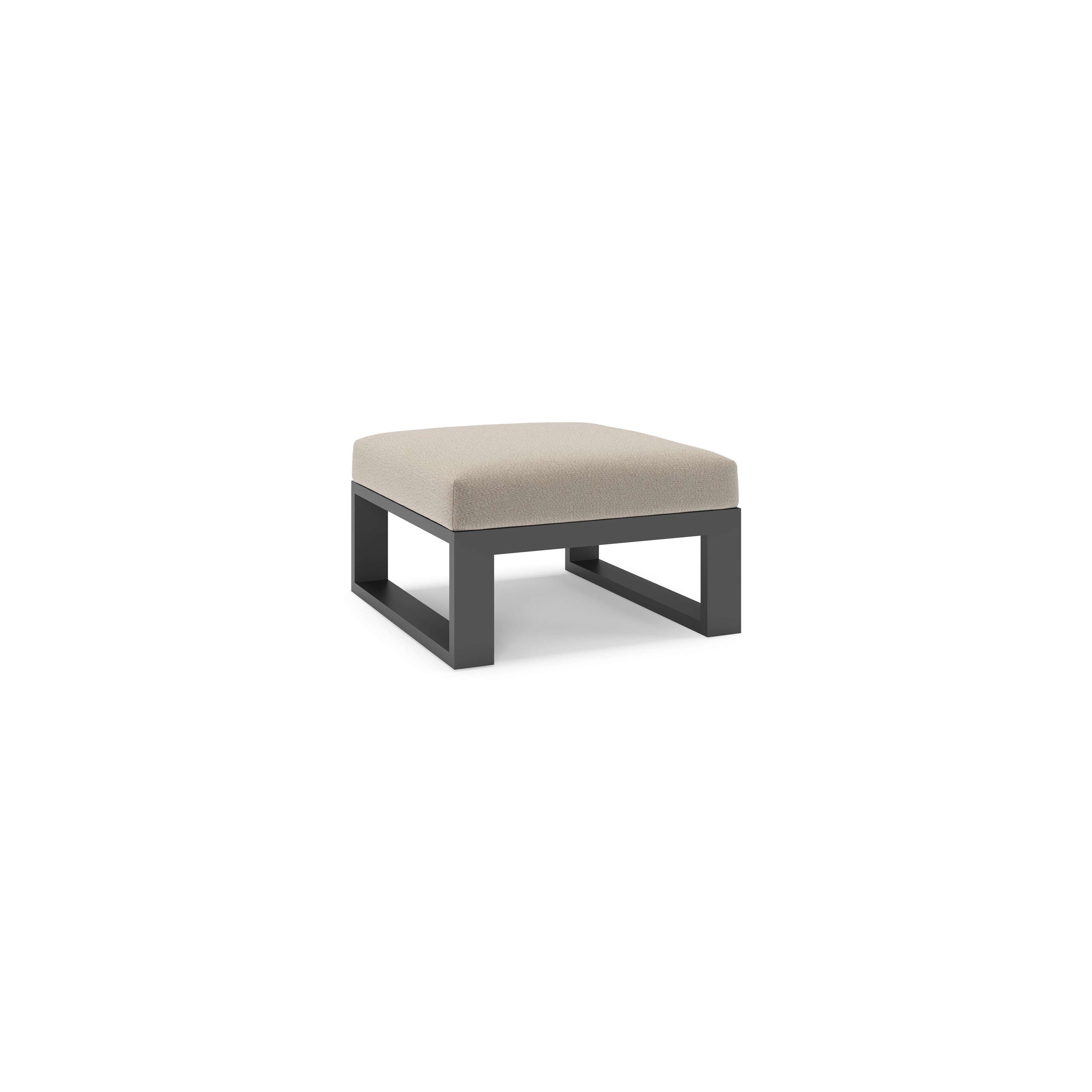 Verato poef in zwart aluminium met savane coconut all weather sunbrella® luxe kussen