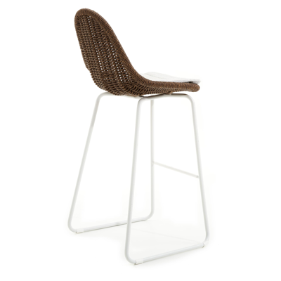 Tabouret de bar Pagino en aluminium blanc et résine tressée ronde brun avec coussin en savane nimbus all weather sunbrella® luxe