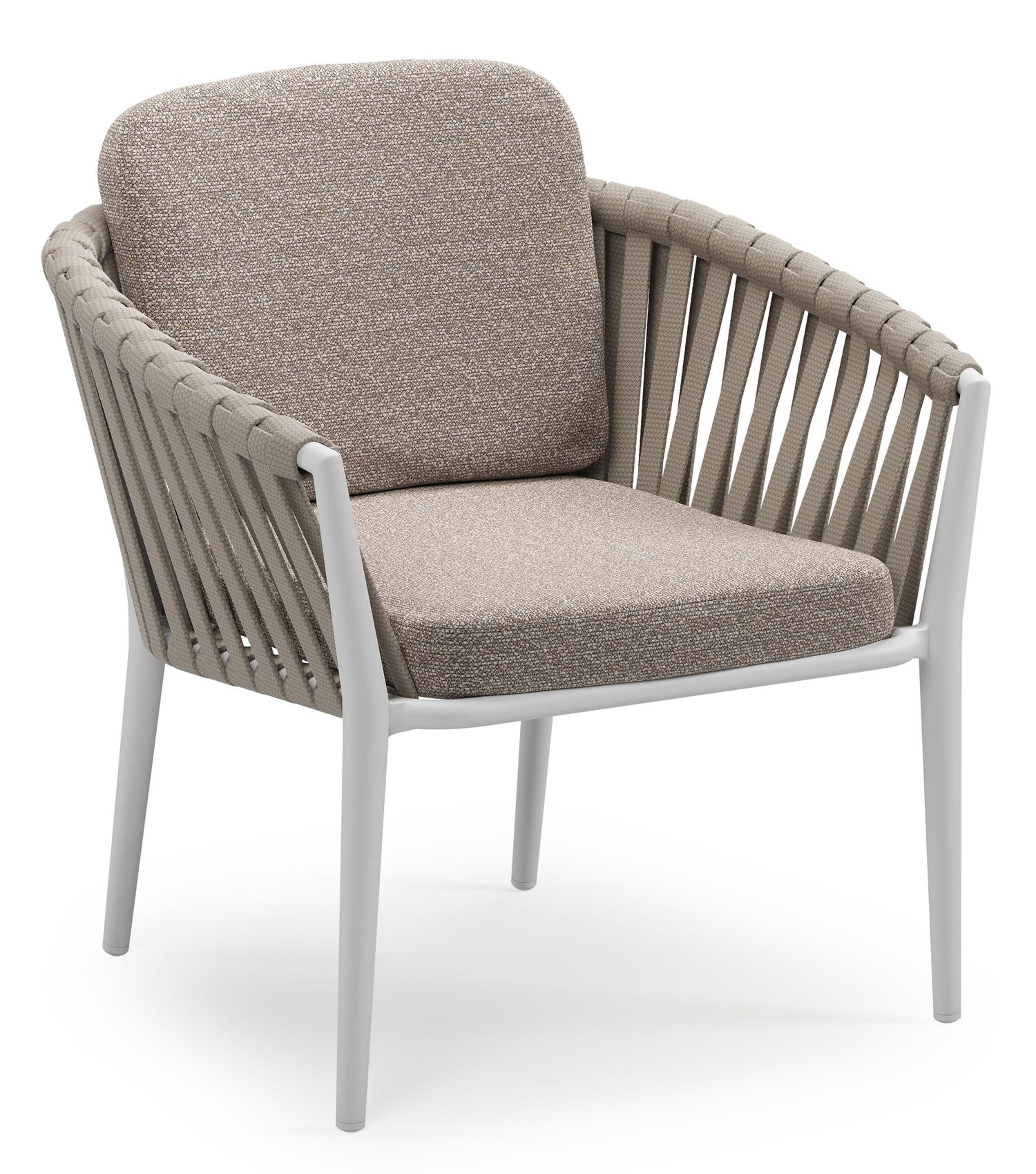 Orso low dining tuinstoel in wit aluminium en beige verticaal geweven luxe vlakke brede rope met stoelkussen in All Weather Sunbrella® Luxe Wander Manioc