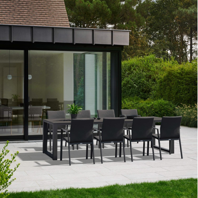 Livo tuinset in zwart aluminium en zwart volkeramiek tafelblad met 8 stapelbare Madura tuinstoelen