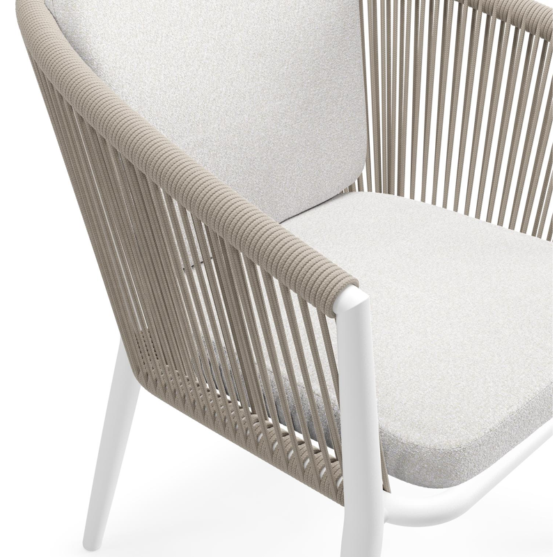 Orso tuinstoel in wit aluminium en beige verticaal geweven ronde rope met zitkussen in All Weather Solica Soul Optik