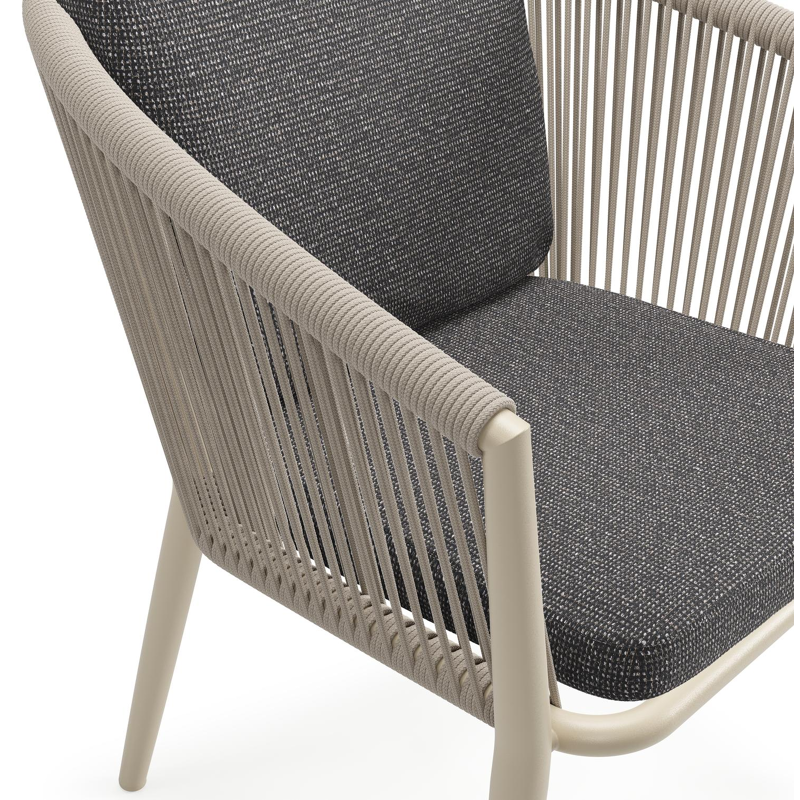 Orso tuinstoel in beige aluminium en beige verticaal geweven ronde rope met luxe zitkussen in All Weather Solica Firenze Tunder