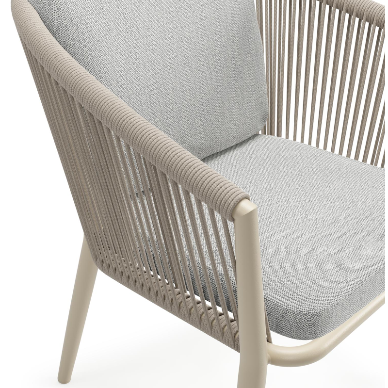 Orso tuinstoel in beige aluminium en beige verticaal geweven ronde rope met luxe zitkussen in All Weather Sunbrella® Luxe Savane Nimbus