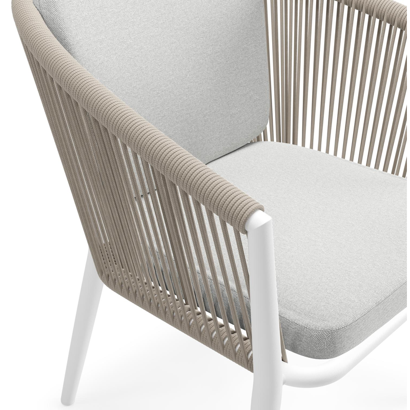 Orso tuinstoel in wit aluminium en beige verticaal geweven ronde rope met zitkussen in All Weather Sunbrella® Luxe Natte Grey Chine