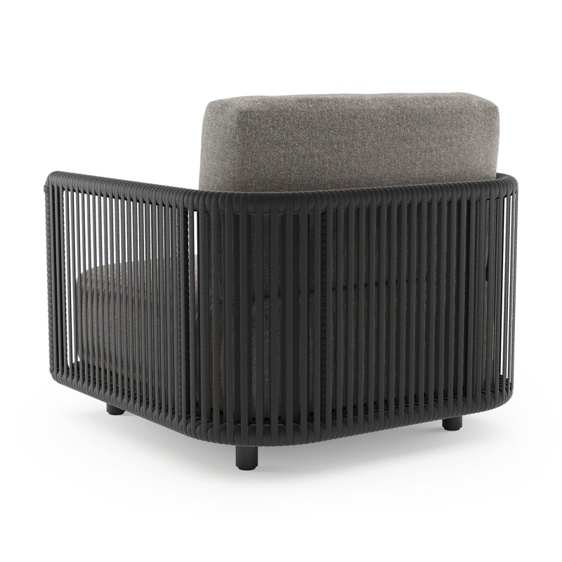 Fauteuil de jardin Organo en aluminium noir et corde luxe plate tissée verticalement noir et coussin en all weather Sunbrella® luxe chartres drizzle