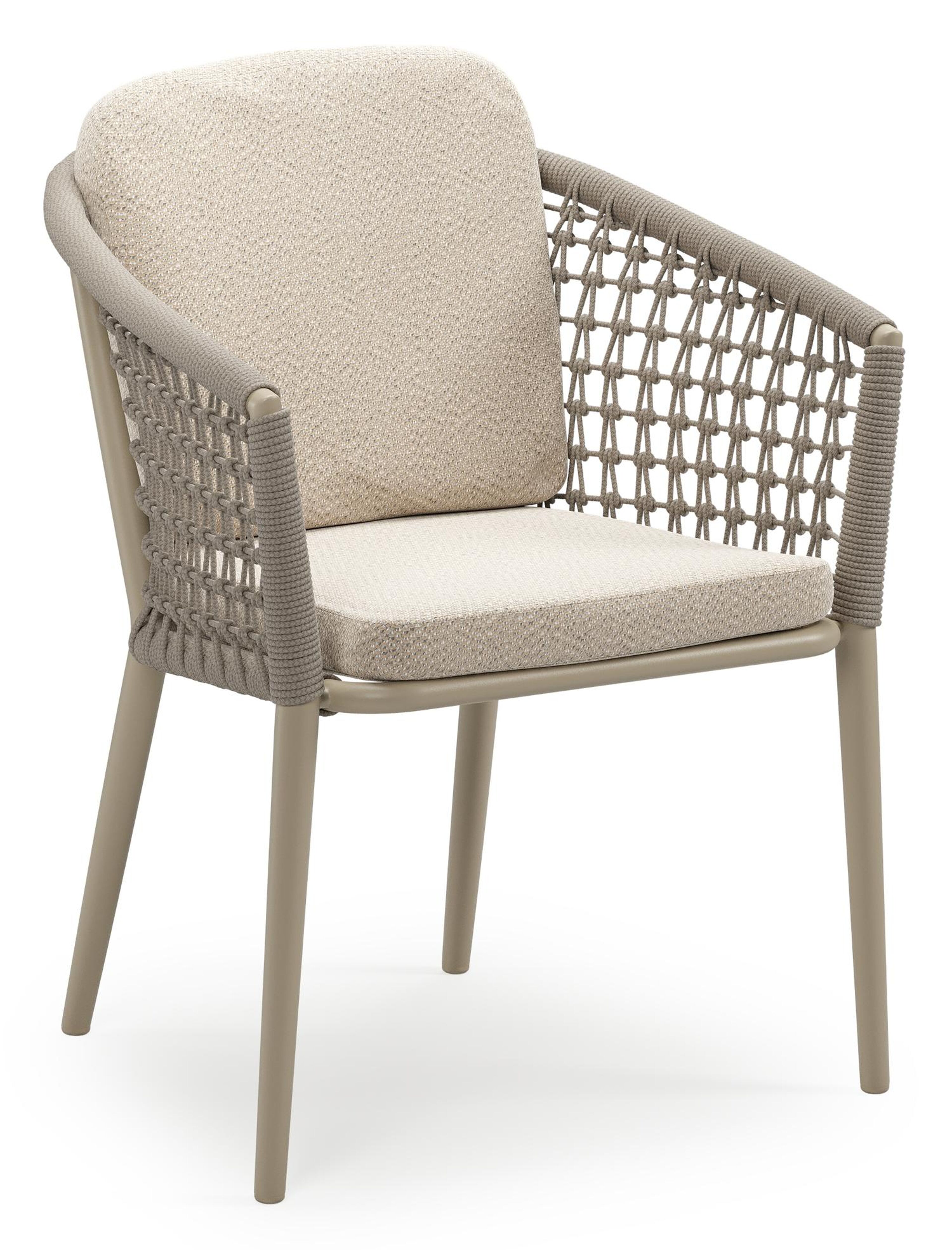 Orso stapelbare tuinstoel in beige aluminium en beige visnet geweven ronde rope met stoelkussen in All Weather Sunbrella® Luxe Lopi Sand