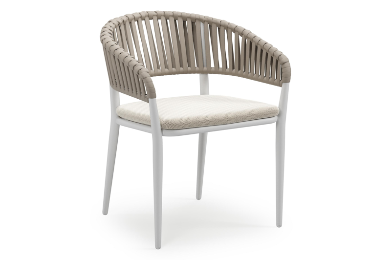 Tolfa stapelbare tuinstoel in wit aluminium en beige verticaal geweven luxe vlakke brede rope met stoelkussen in All Weather Sunbrella® Luxe Lopi Marble