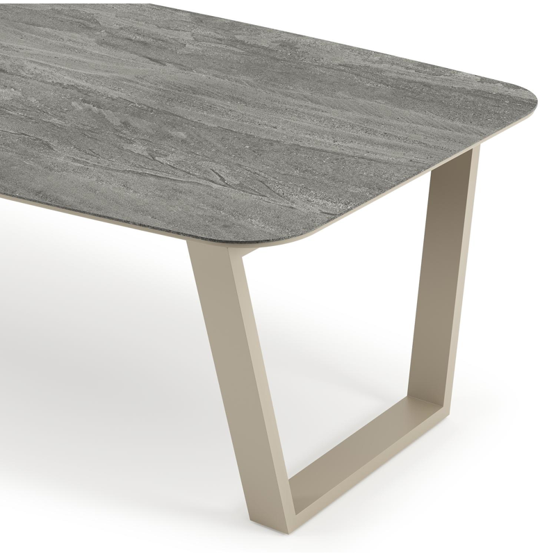 Table de jardin Pagino forme de bateau en aluminium beige et céramique pleine Aspen Grey - Lg. 255 x Lrg. 115 x Haut. 73 cm