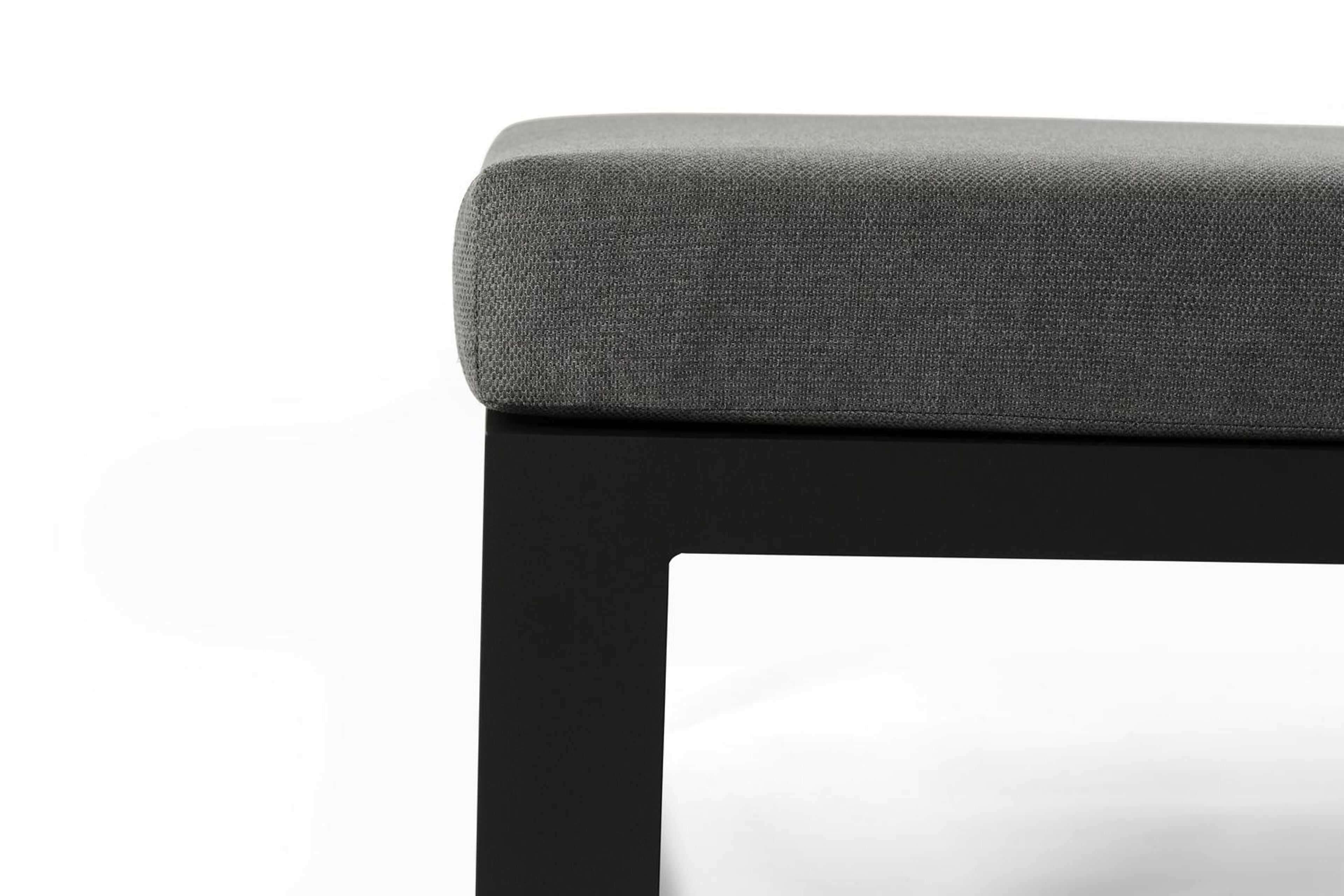 Fauteuil de jardin Livo pièce intermédiaire en aluminium noir avec coussin en All Weather Olefin gris