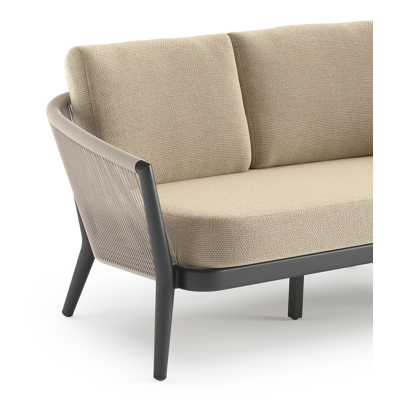 Canapé de jardin Orso en aluminium noir en corde ronde tissée verticalement beige et coussins en all weather cosytica Althea Camel