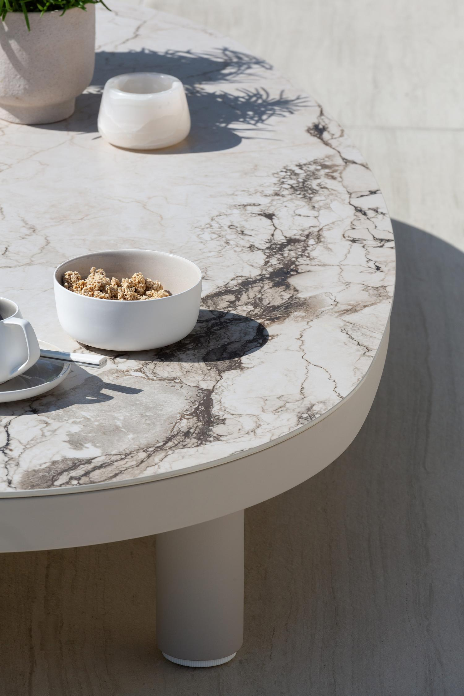 Donato loungetafel organisch in beige aluminium en volkeramiek Colorado Dunes - L 151 x B 90 x H 24.5 cm