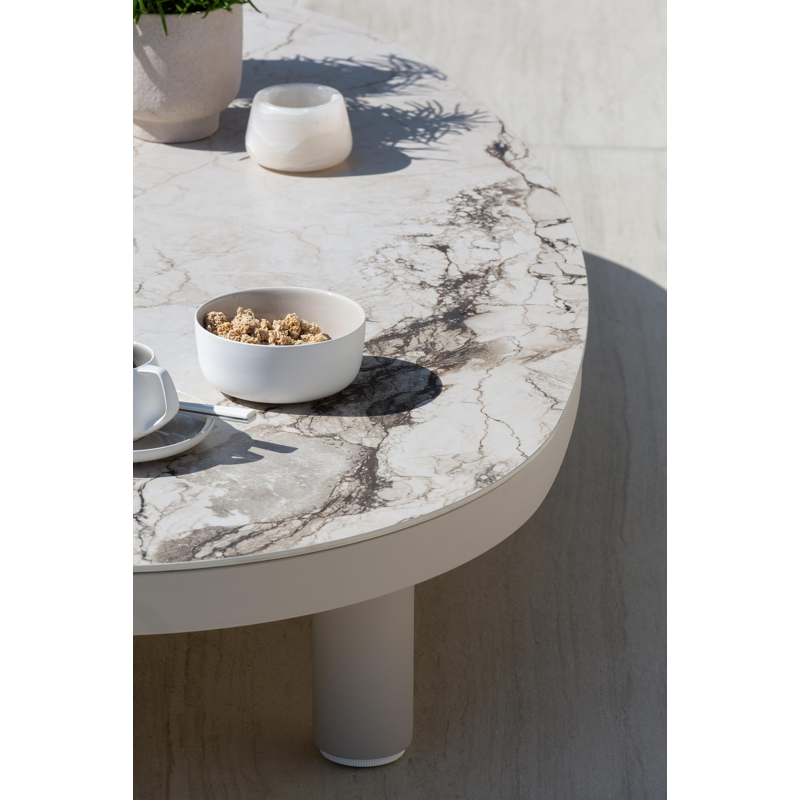 Table de basse Donato organique en aluminium beige et céramique pleine Colorado Dunes - Lg. 151 x Lrg. 90 x Haut. 24.5 cm