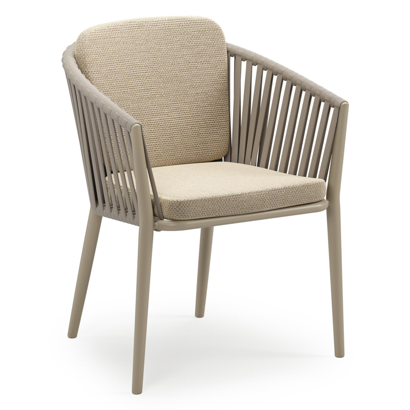 Orso stapelbare tuinstoel in beige aluminium en beige verticaal geweven luxe vlakke brede rope met stoelkussen in All Weather Cosytica Althea Camel