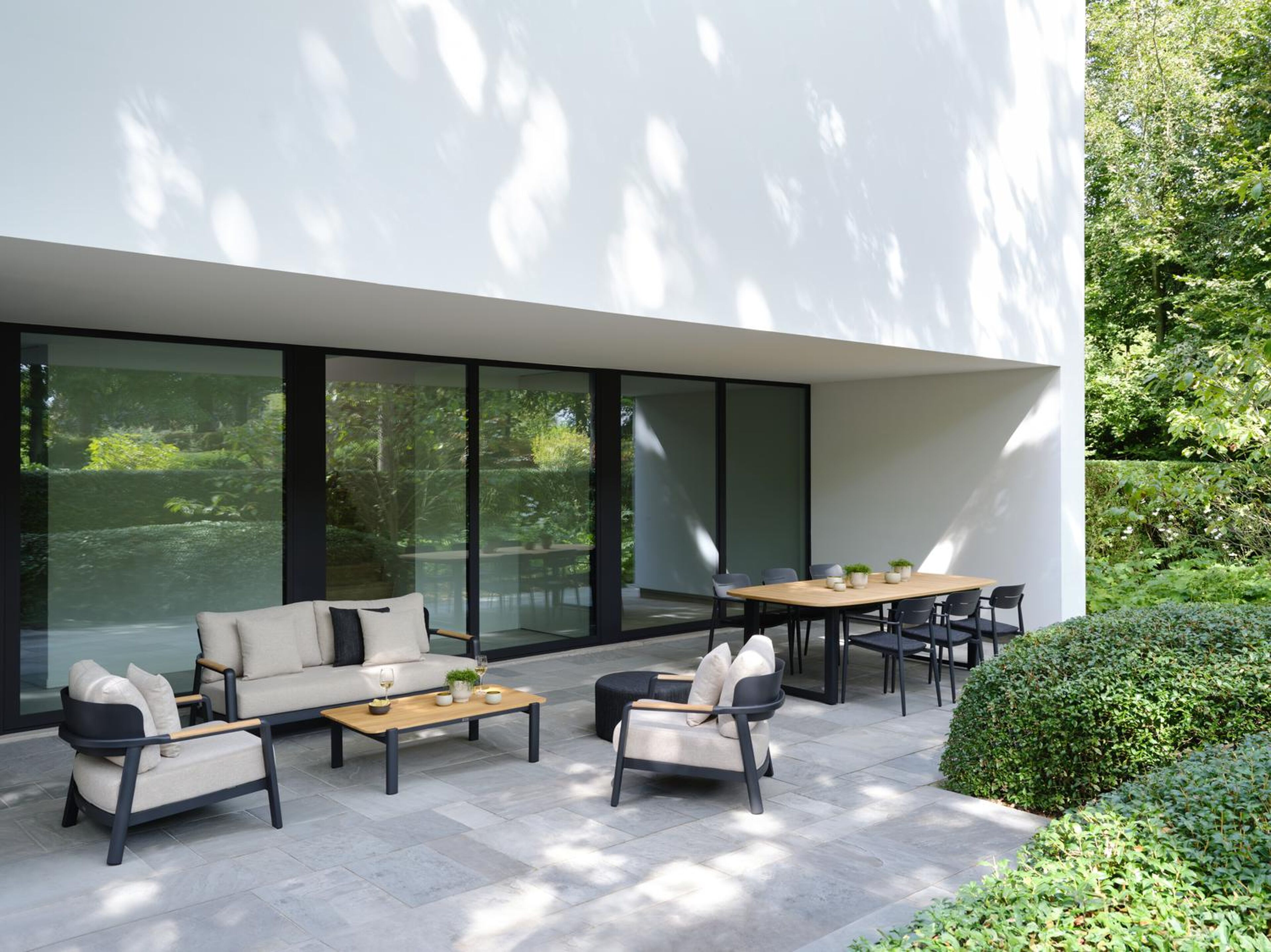 Set van 2 Salamanca loungestoelen 2 x 1-zit in zwart aluminium en teak met desert weather+ softtouch kussen
